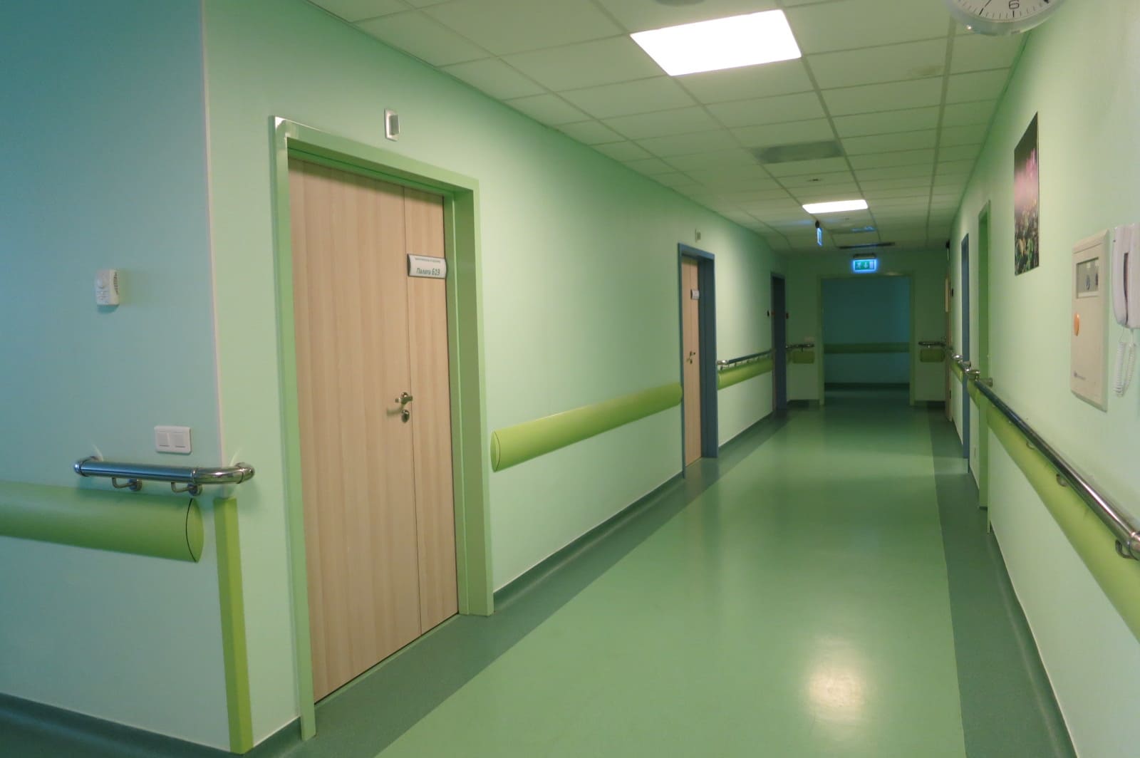 Медицинские двери в коридоре больницы