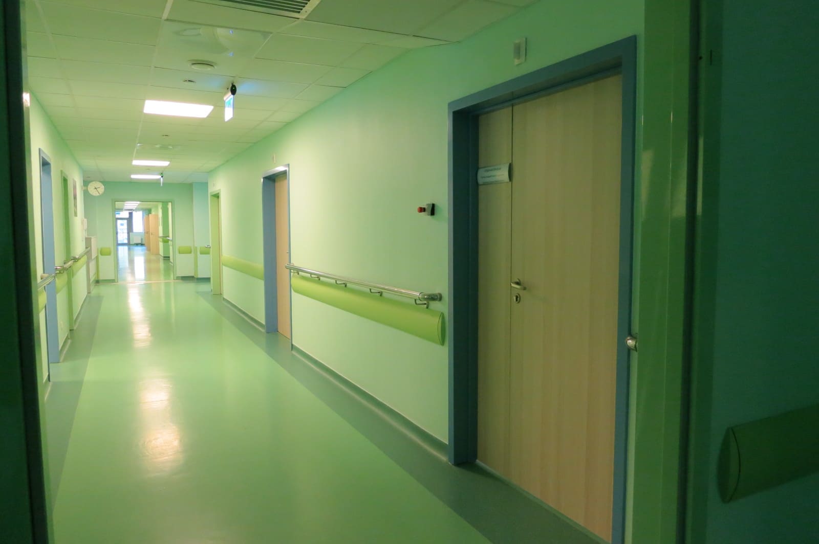 Двери, облицованные пластиком HPL, в коридоре больницы