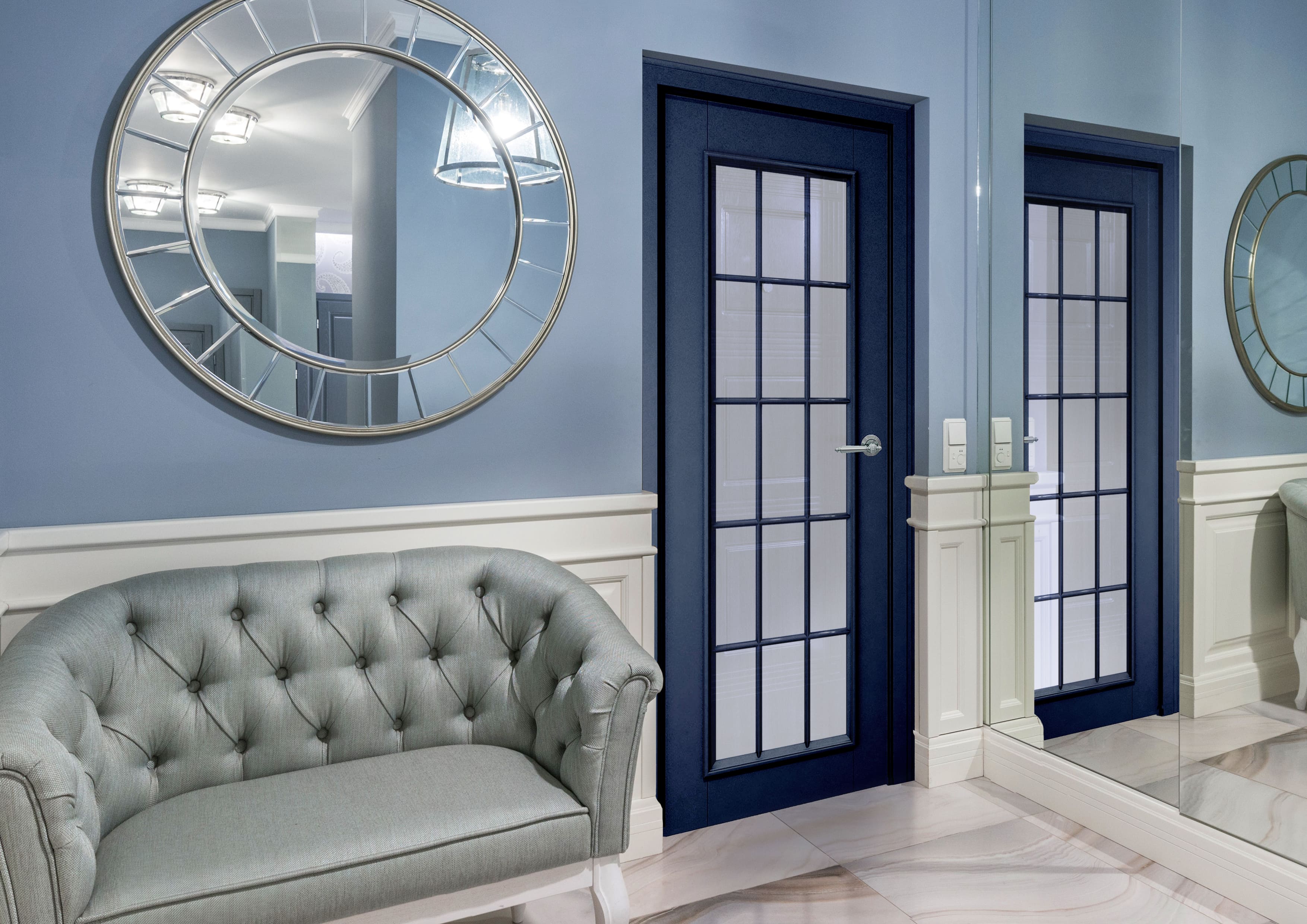 Межкомнатная синяя дверь с остеклением в английском стиле Ln2