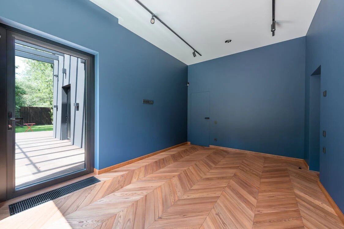 Синяя дверь-невидимка, окрашенная в цвет стены