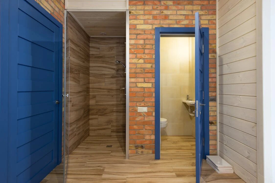 Сборные влагостойкие двери в туалет и душевую