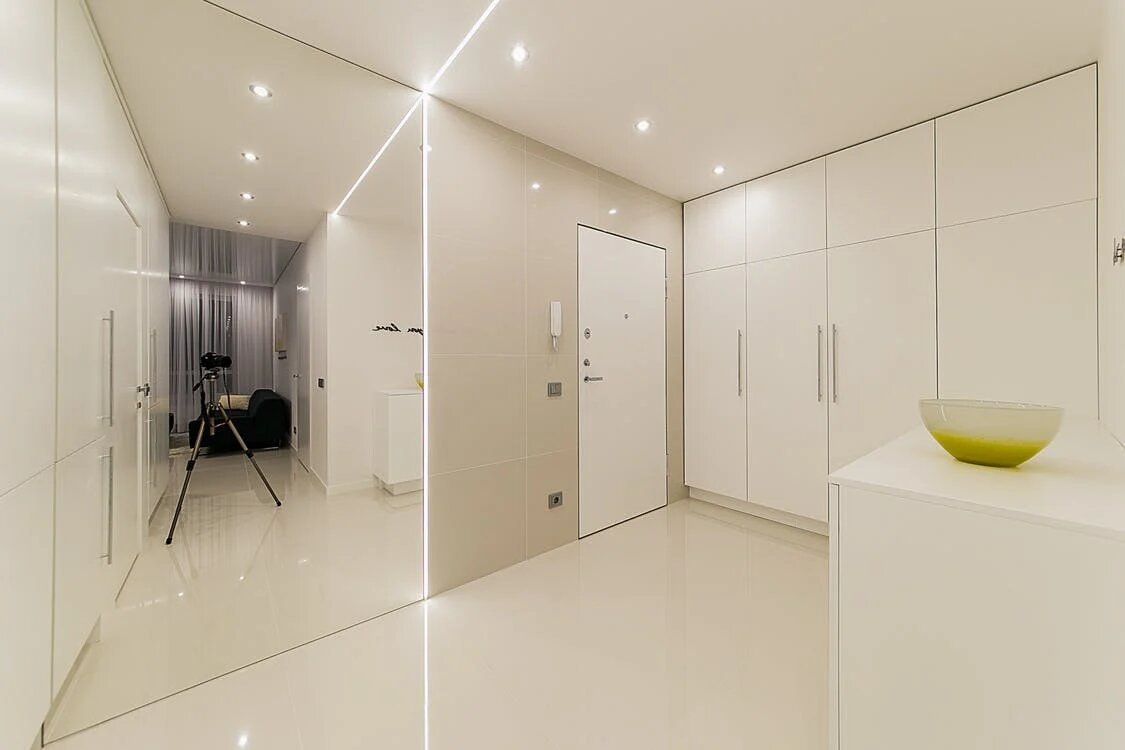 Белые современные двери в интерьере квартиры