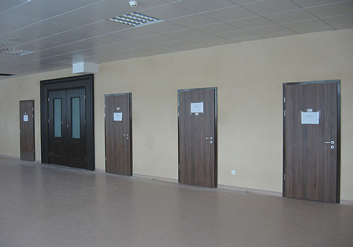 Деревянные двери Benefit в коридоре школы